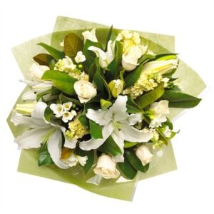 Buquê de flores elegante de rosas e lírios brancos ; Ramo de liliuns y rosas de color blanco ; Bouquet of white lilies and roses