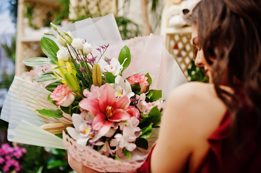 A Floresnaweb oferece a oportunidade única de enviar lírios para familiares, proporcionando a eles uma decoração de Ano-Novo com um toque especial de encanto floral para receber o novo ano