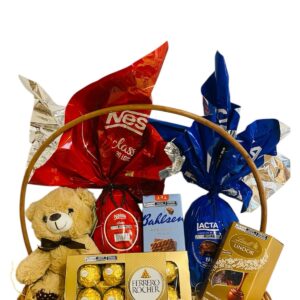 Cesta de Páscoa com ovos de páscoa, chocolates e ursinho de pelúcia. Lindo presente de Páscoa