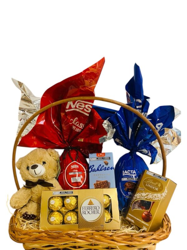 Cesta de Páscoa com ovos de páscoa, chocolates e ursinho de pelúcia. Lindo presente de Páscoa